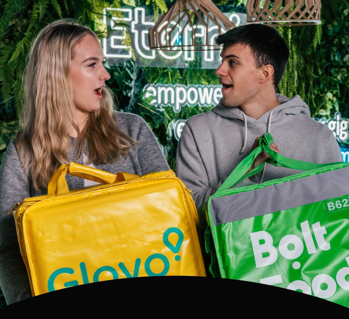 Kurierzy z torbami Glovo i Bolt Food